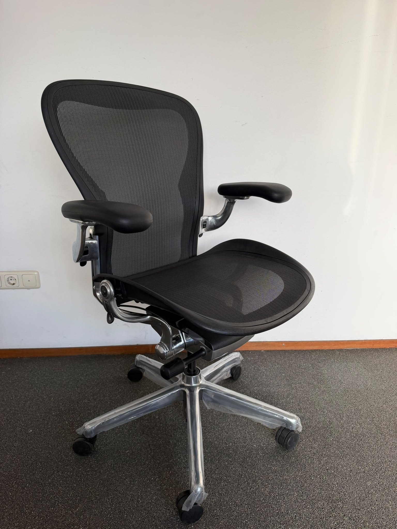 Herman Miller Aeron Remastered Onyx Polished C - 001 
